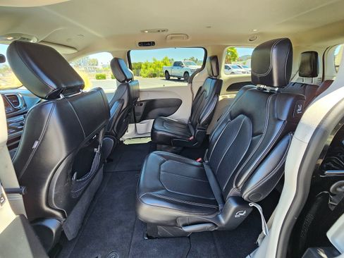 Used 2024 Chrysler Pacifica Touring-L FWD image 19
