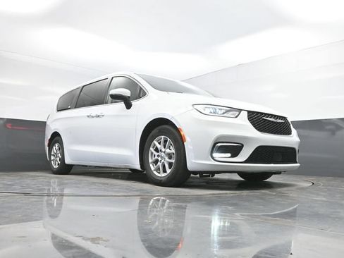 Used 2023 Chrysler Pacifica Touring-L FWD image 44