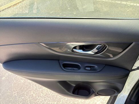 Used 2019 Nissan Rogue SV image 23