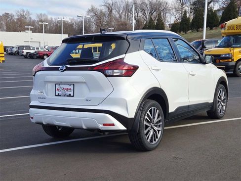 Used 2021 Nissan Kicks SV image 3