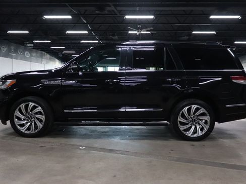 Used 2024 Lincoln Navigator Reserve image 2