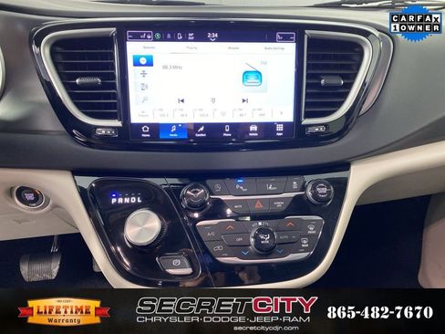 Used 2024 Chrysler Pacifica Touring-L image 21