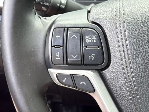 Used 2018 Toyota Highlander XLE AWD/4WD image 16