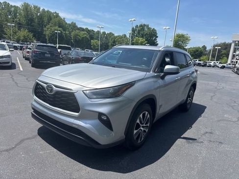 Used 2023 Toyota Highlander XLE FWD image 9