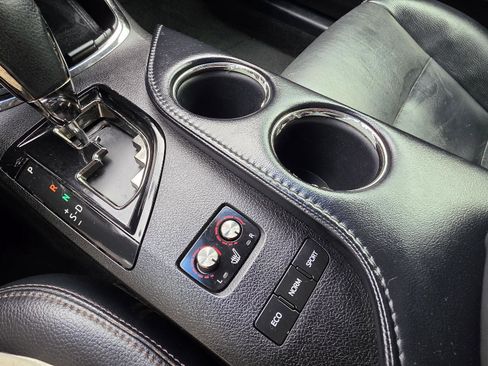 Used 2018 Toyota Avalon XLE image 18