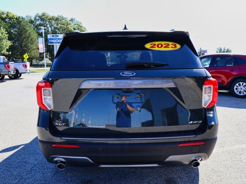 Used 2023 Ford Explorer XLT w/ Equipment Group 202A image 4