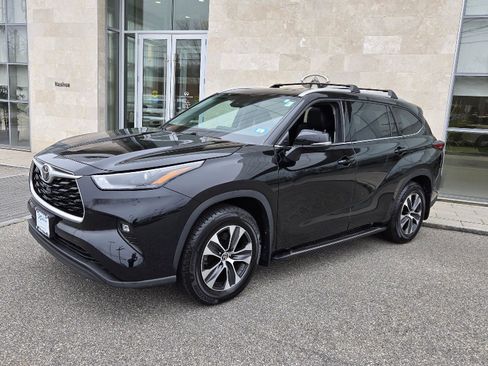 Used 2022 Toyota Highlander XLE image 2