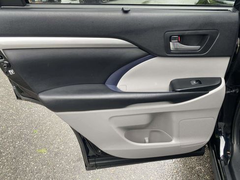 Used 2019 Toyota Highlander XLE AWD/4WD image 27