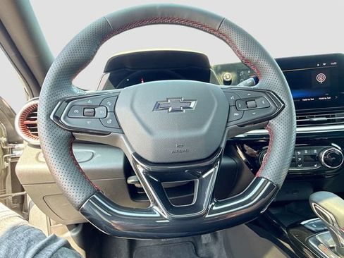 Used 2025 Chevrolet Trax RS w/ Sunroof Package FWD image 17