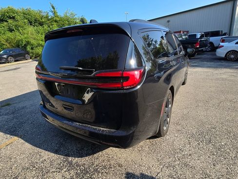 Used 2023 Chrysler Pacifica Touring-L w/ S Appearance Package FWD image 7
