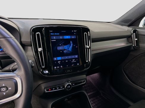 Used 2023 Volvo XC40 B5 Plus image 24