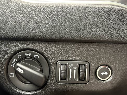 Used 2018 Dodge Charger SXT image 3