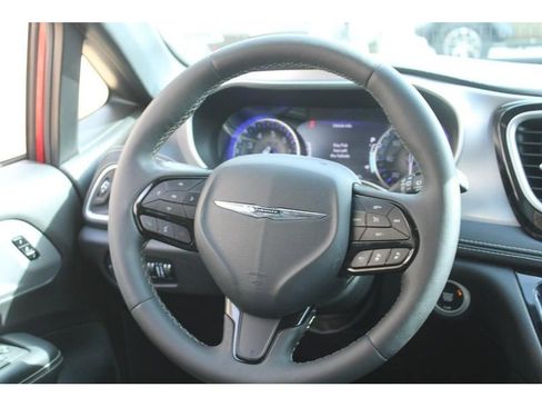 Used 2025 Chrysler Pacifica Limited image 14