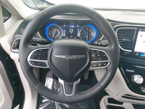 Used 2022 Chrysler Pacifica Touring-L image 19