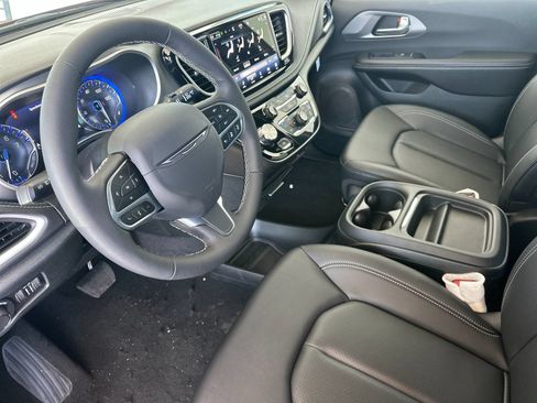 New 2027 Chrysler Pacifica Select FWD image 10
