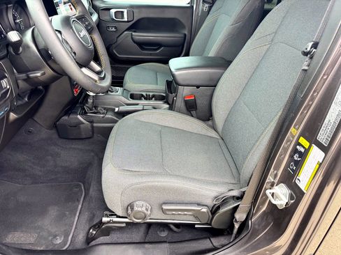 Used 2024 Jeep Wrangler Unlimited image 13