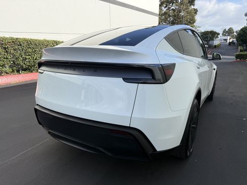 Used 2026 Tesla Model Y Long Range RWD image 3
