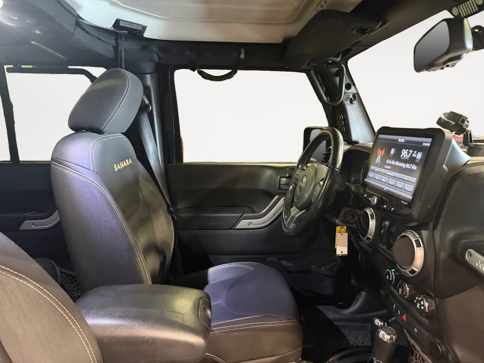 Used 2015 Jeep Wrangler Unlimited Sahara w/ Connectivity Group AWD/4WD image 16