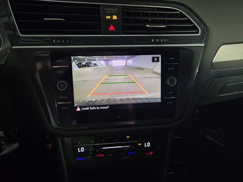 Certified 2024 Volkswagen Tiguan SE w/ Panoramic Sunroof Package FWD image 21