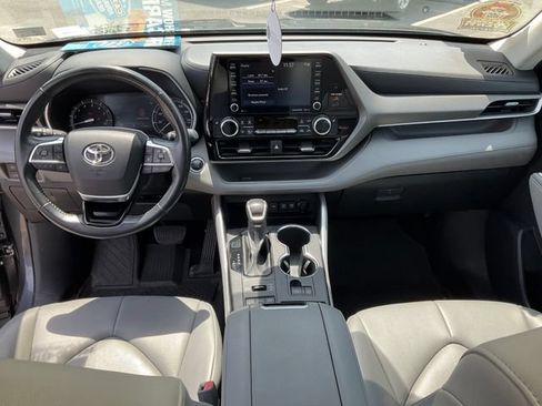 Used 2021 Toyota Highlander XLE AWD/4WD image 4