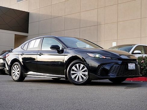 Used 2025 Toyota Camry SE image 2