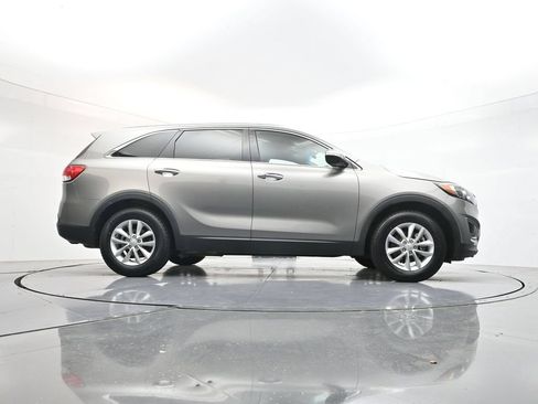 Used 2017 Kia Sorento FWD image 40