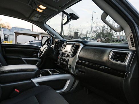 Used 2017 Nissan Titan SV image 7