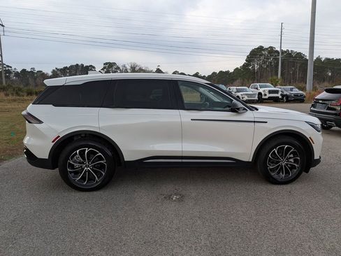 Used 2025 Lincoln Nautilus Premier image 3