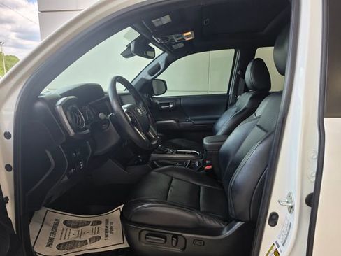 Used 2023 Toyota Tacoma TRD Off-Road w/ TRD Premium Off Road Package AWD/4WD image 3