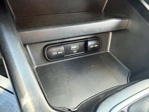 Used 2025 Kia Soul LX w/ LX Technology Package FWD image 25