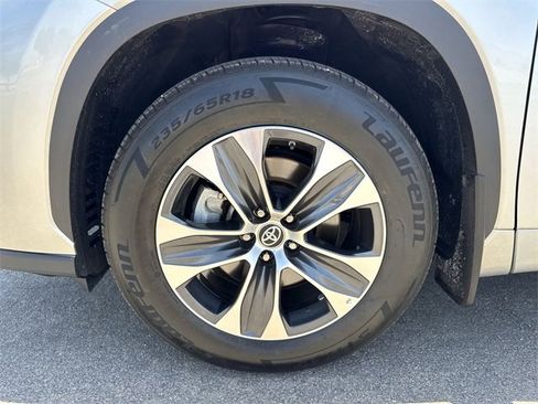 Used 2022 Toyota Highlander XLE image 27