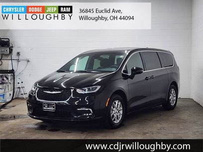 Used 2025 Chrysler Pacifica Select