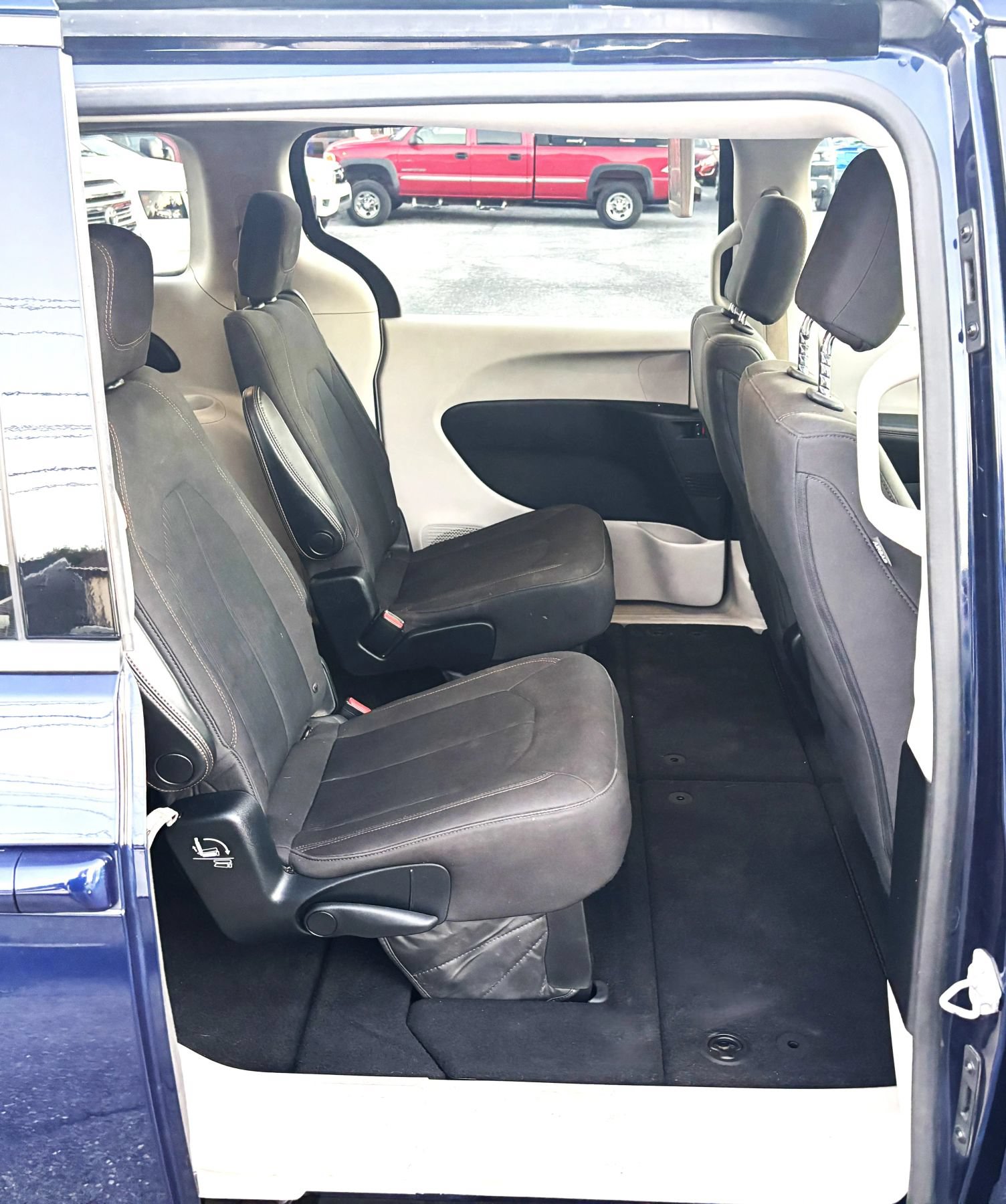 Used 2017 Chrysler Pacifica Touring FWD image 10