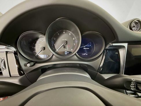 Certified 2025 Porsche Macan AWD/4WD image 16