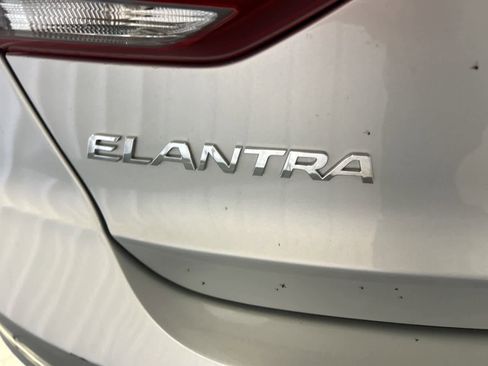 Used 2017 Hyundai Elantra SE image 11