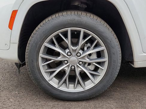 Used 2024 Jeep Grand Cherokee Summit image 5