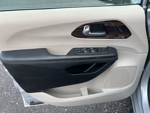 Used 2023 Chrysler Pacifica Limited image 24