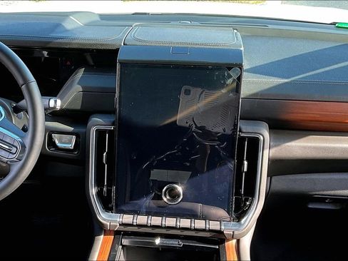 Used 2025 GMC Yukon XL Denali image 9