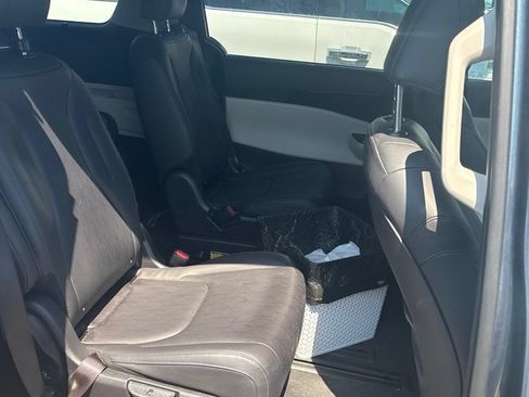 Used 2024 Kia Carnival EX FWD image 4