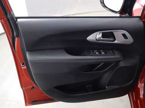 Used 2025 Chrysler Pacifica Limited FWD image 11