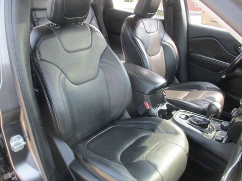 Used 2019 Jeep Cherokee Limited AWD/4WD image 33