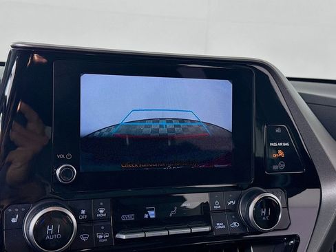 Certified 2024 Toyota Highlander XLE image 18