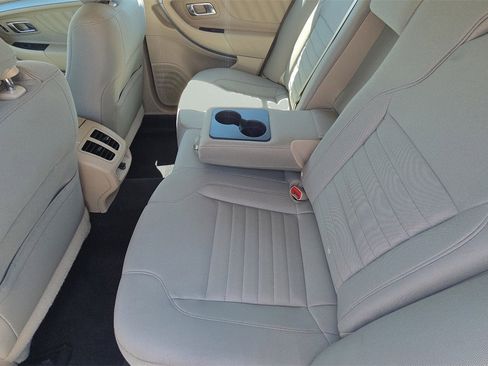 Used 2018 Ford Taurus SE image 21