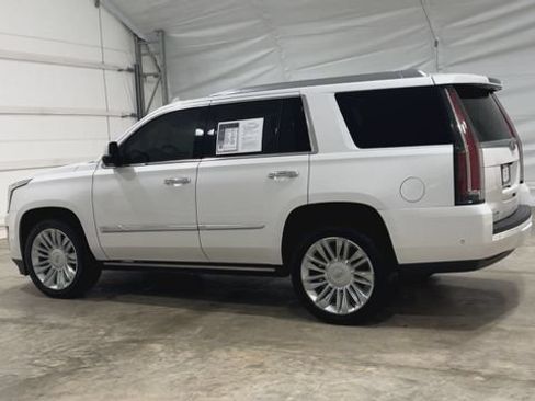Used 2018 Cadillac Escalade Platinum RWD image 2