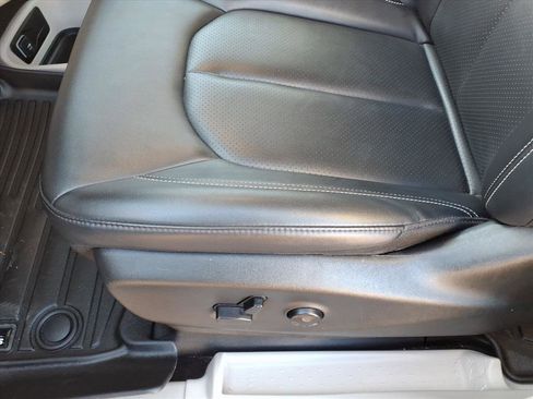 Used 2024 Chrysler Pacifica Select image 15