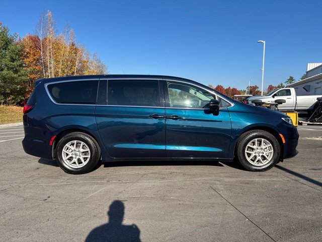 Used 2024 Chrysler Pacifica Touring-L FWD image 6