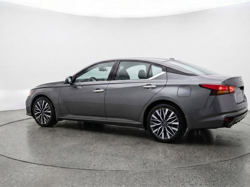 Used 2025 Nissan Altima 2.5 SV FWD image 6