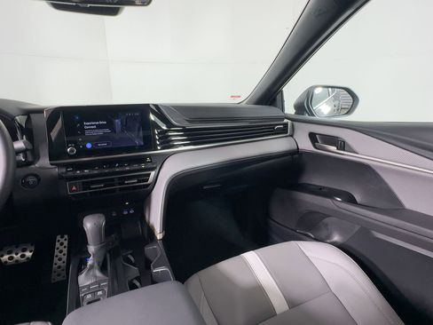 Used 2025 Toyota Camry SE image 28