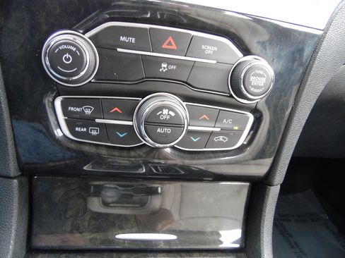 Used 2019 Chrysler 300 Limited image 32