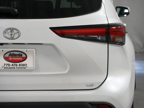 Used 2023 Toyota Highlander LE FWD image 10